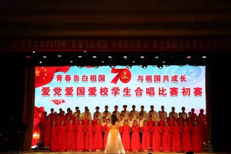 习近平同法国总统马克龙就中法建交60周年互致贺电