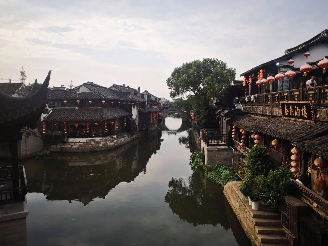 《爱情公寓1》曾小贤收到了节目的邀请之后做了什么样的决定呢？